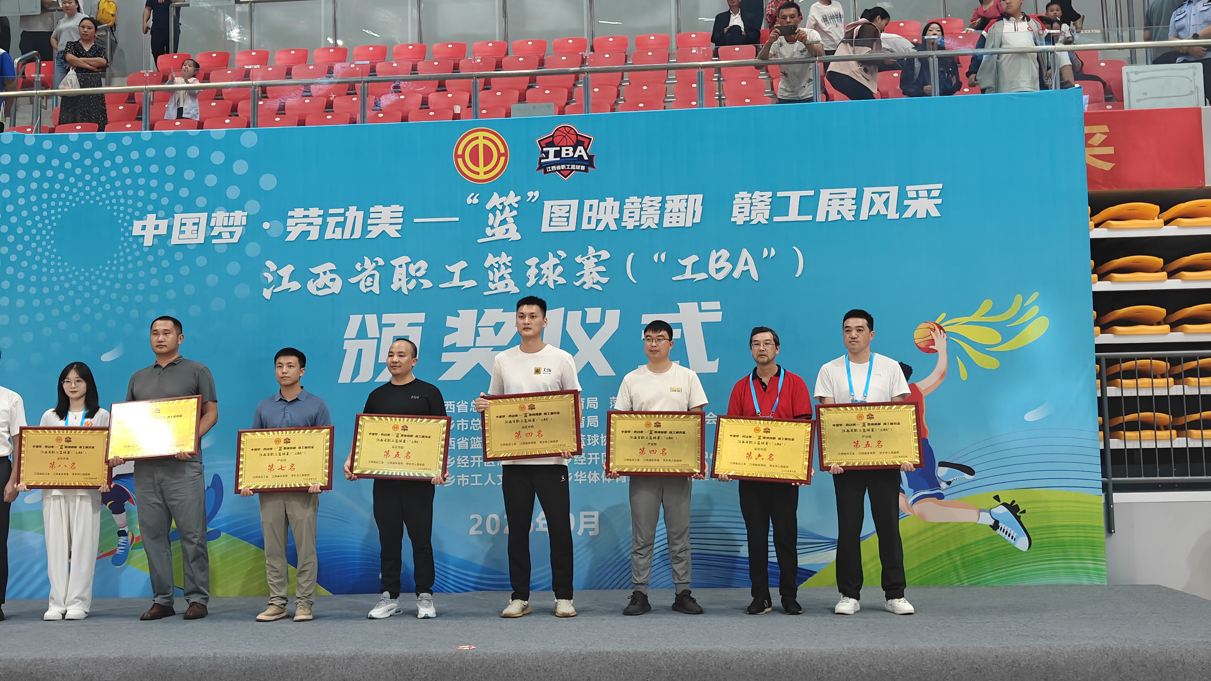 上臺領(lǐng)獎.jpg 上臺領(lǐng)獎.jpg