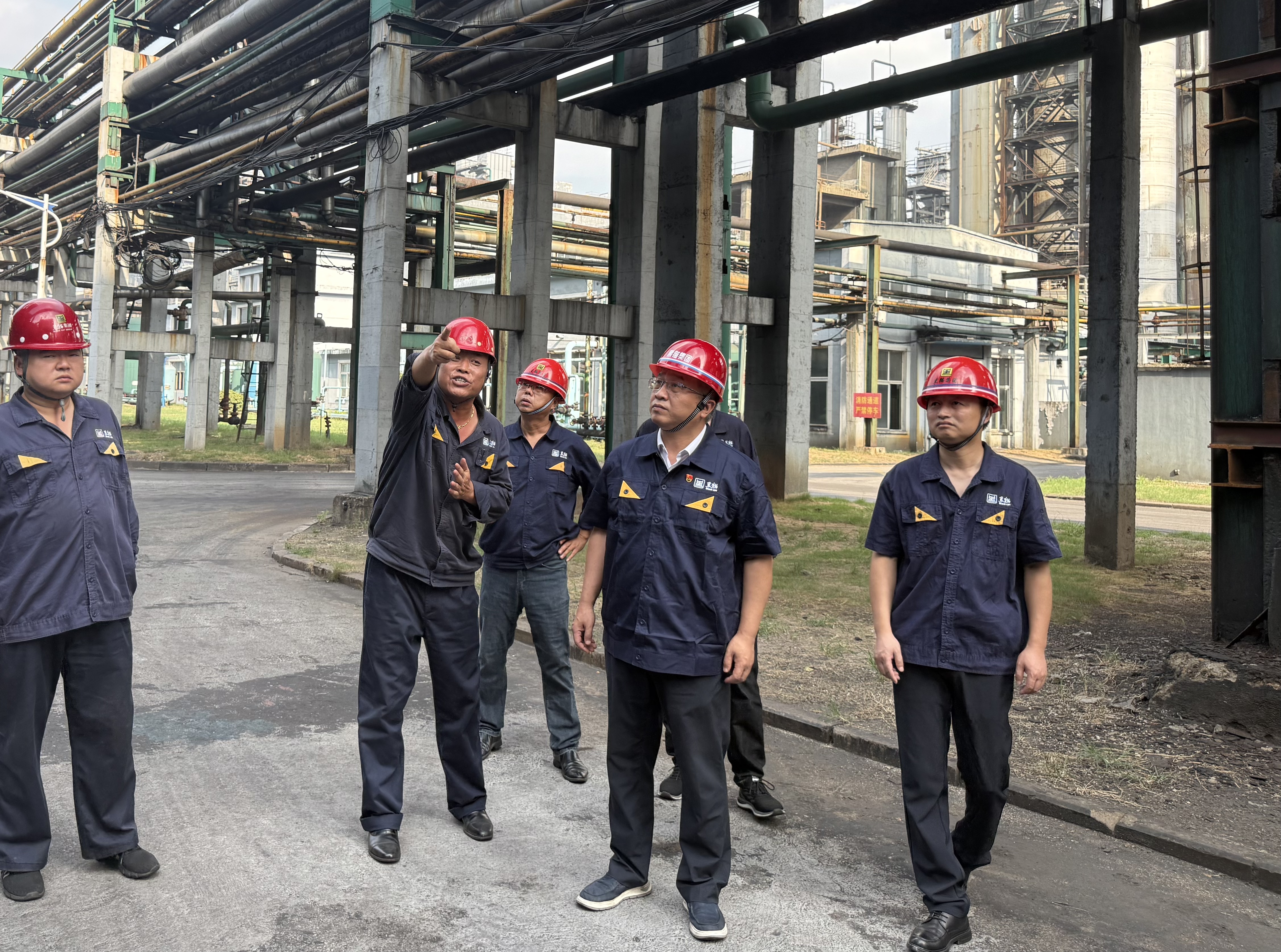 汪羽到一線督導(dǎo)安全生產(chǎn)環(huán)保工作.jpg