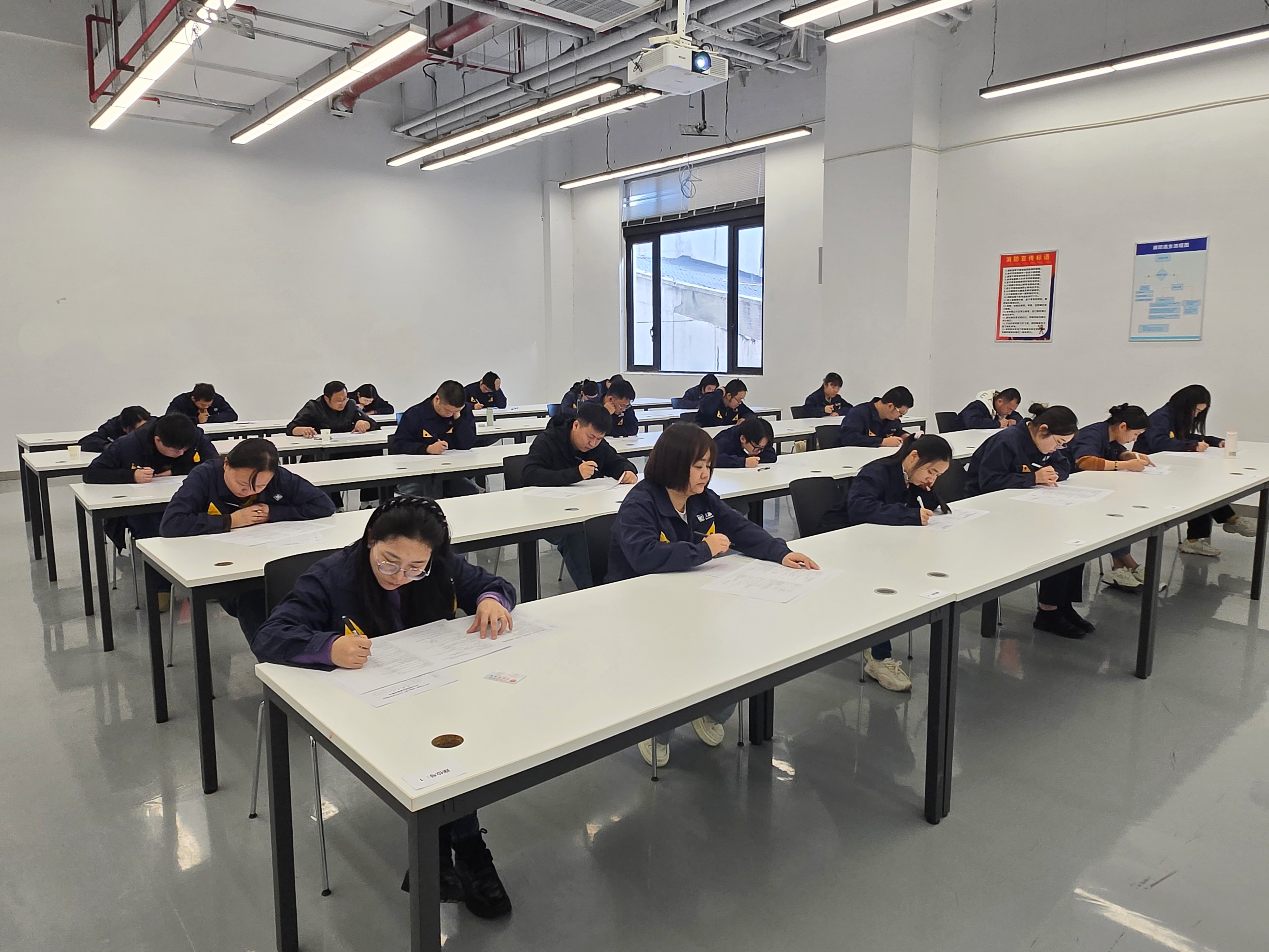 筆試現(xiàn)場02.jpg 筆試現(xiàn)場02.jpg