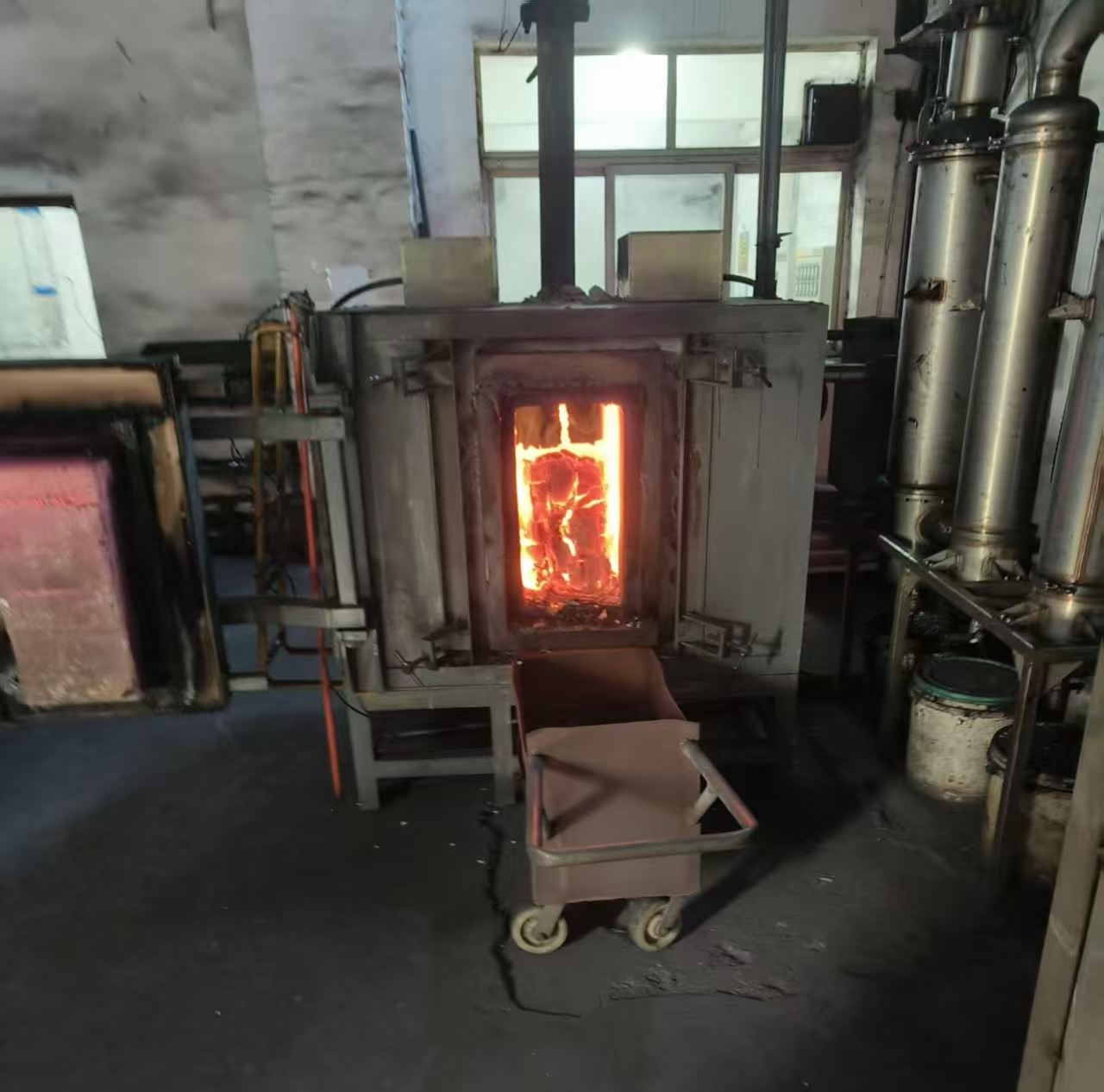 按照配煤方案進行小焦爐實驗 景焦能源公司莫韻攝.jpg 按照配煤方案進行小焦爐實驗 景焦能源公司莫韻攝.jpg