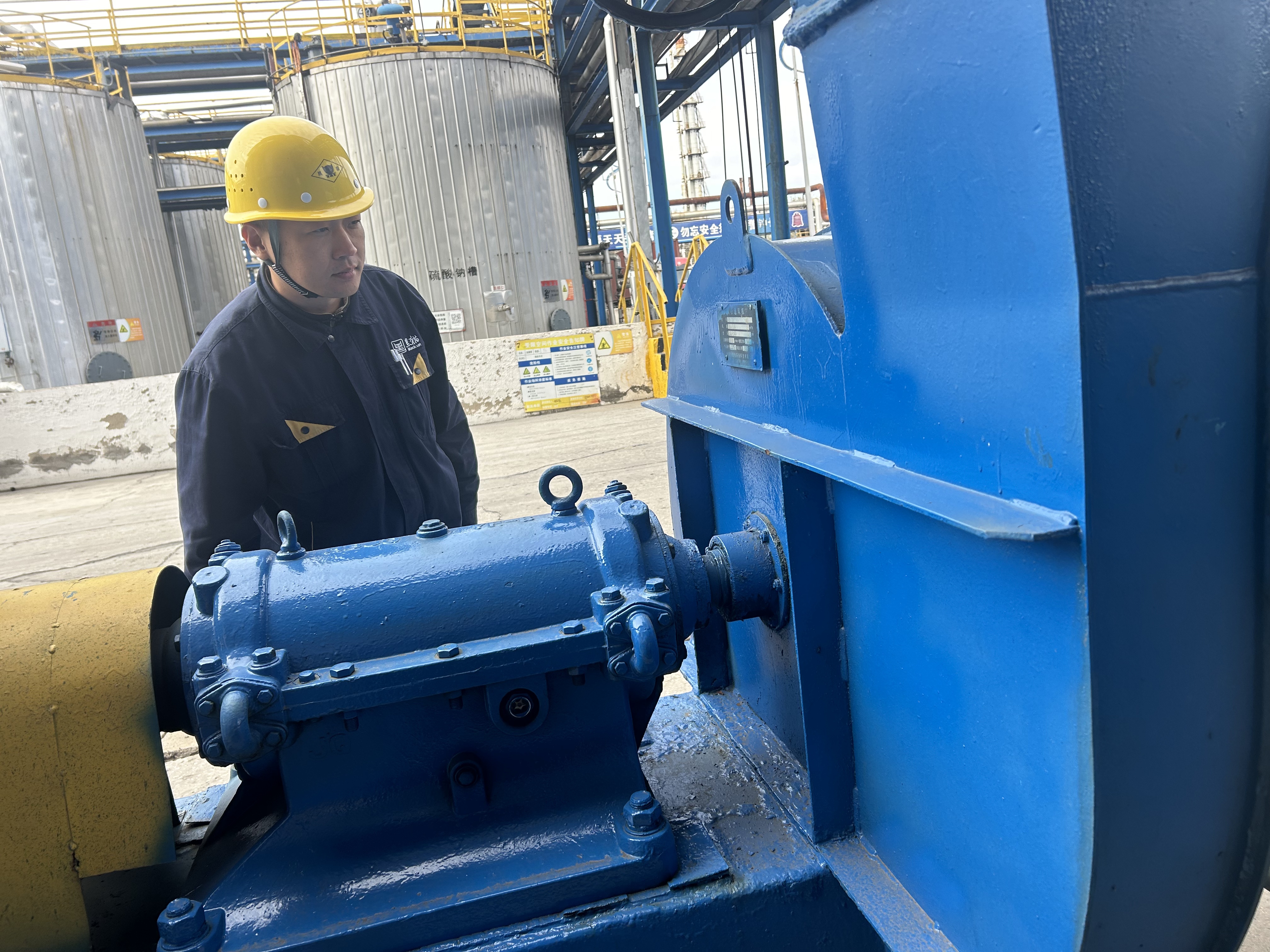 認真巡檢環(huán)保設(shè)備運行情況.jpg 認真巡檢環(huán)保設(shè)備運行情況.jpg